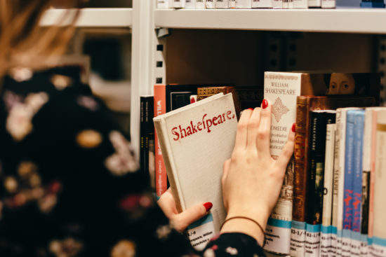 girl_in_a_library